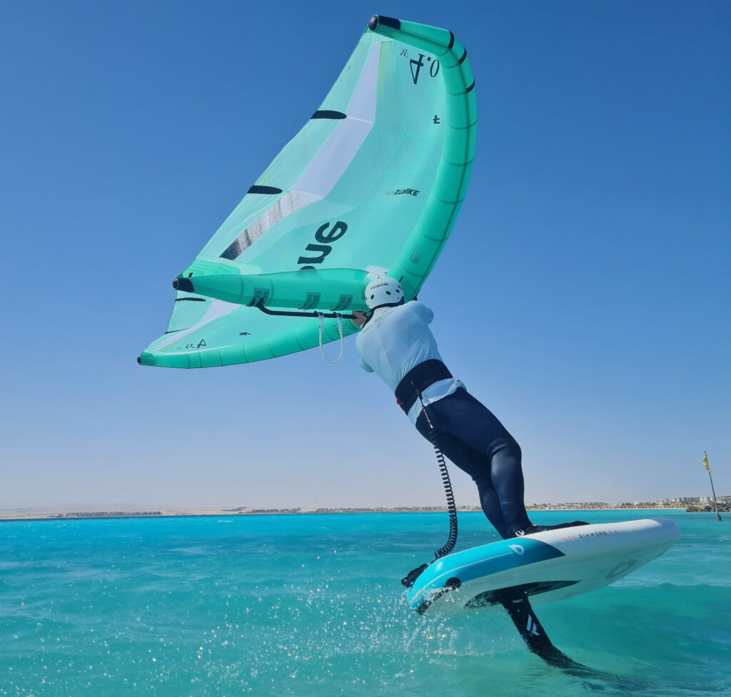 Wingfoiler auf dem offenen Meer